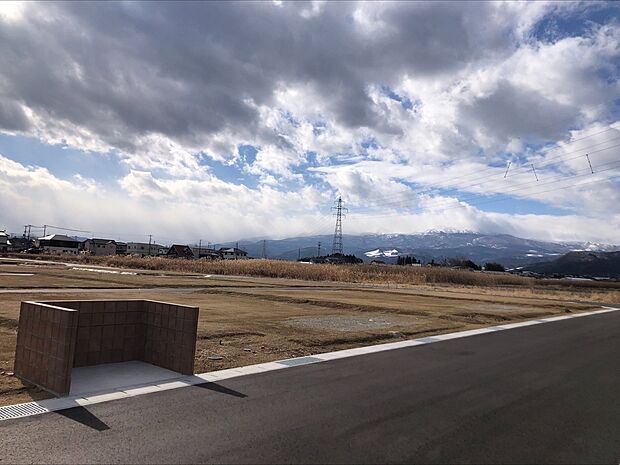 【メイプルタウン笹谷分譲地】分譲地内に木質、鉄骨のモデルハウスがございます。土地からご検討の方も、まずはモデルハウス見学でイメージを膨らませてみませんか。