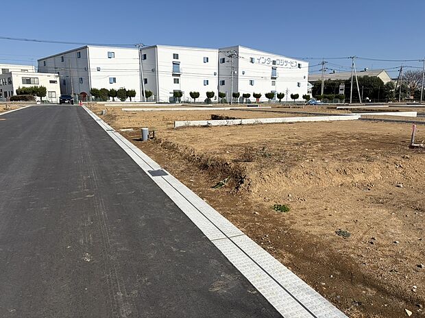 【現地写真】大型分譲地ならではのゆとりある区画計画で、美しく開放感のある街並みを形成します。