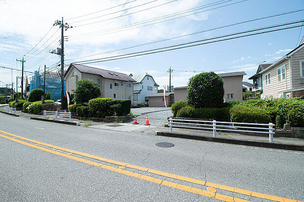 【現地写真】前面道路は12m幅あり、ゆとりのある道路です。街並みもきれいな住宅街で、歩道も整備されているので安心です。