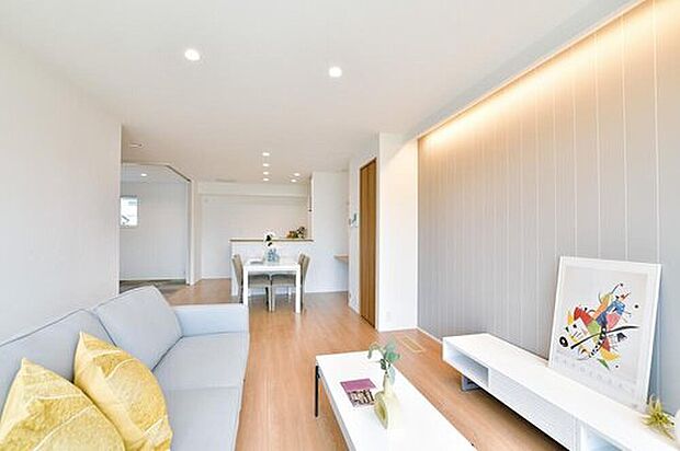 No.7／LDK＋和室のゆとりあるLDK一体の空間。リビングにはアクセントウォールを配置し、間接照明で雰囲気の良い空間を演出します。