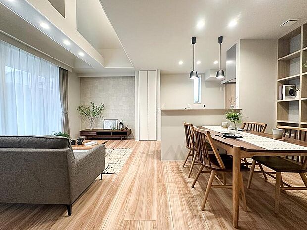 自然と家族が集まるLDK一体型。
吹抜けで開放感もあり、明るくゆとりの団らん空間に。