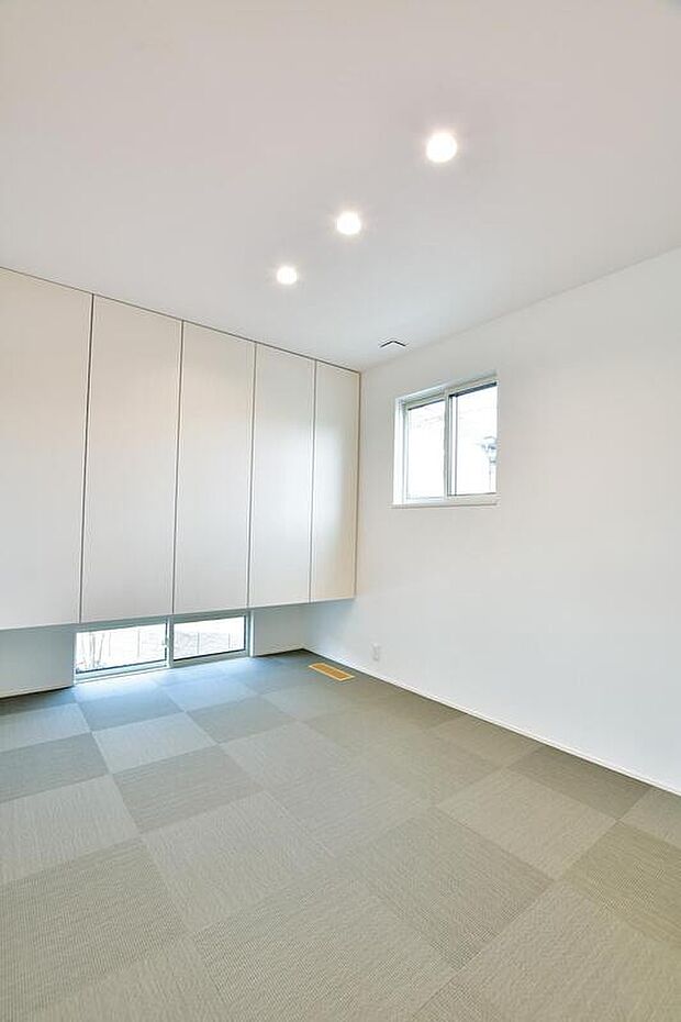 【リビング以外の居室】No.7／地窓と市松模様のテキスタイルフロアがモダンな雰囲気の和室。素足で歩くと気持ちのいい素材です。