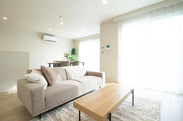 【リビング】LDKは一体型で19帖超あり、ゆとりの広さです。南の2面の窓から光がたっぷり入るので明るい空間です。