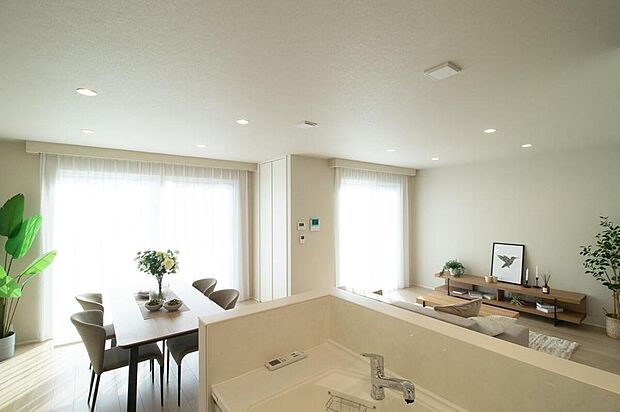 【キッチン】視線を上げればキッチンからリビングダイニングが見渡せるので小さなお子様がいる方も安心です。