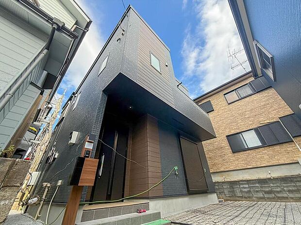 1号棟【外観】家族の温かさと陽光の暖かさ、楽しい毎日と明るい未来を予感させる「空間が織り成すひとつ先の住み心地」を演出します。