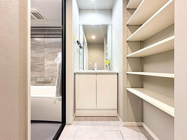 【洗面台】洗面所は小さなプライベートスペース。歯磨き、洗顔と毎日施す個人空間。