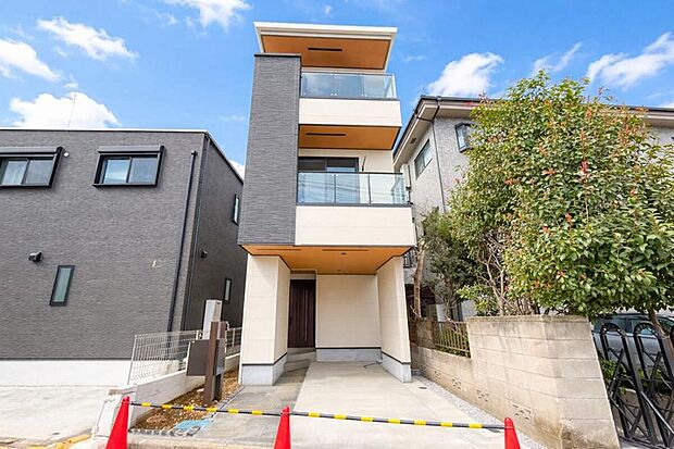 1号棟【外観】浦和駅徒歩14分。圧倒的好立地、文教地区に住まう。3駅6路線利用可能な希 少性の高い高砂エリアで新築住宅が完成。