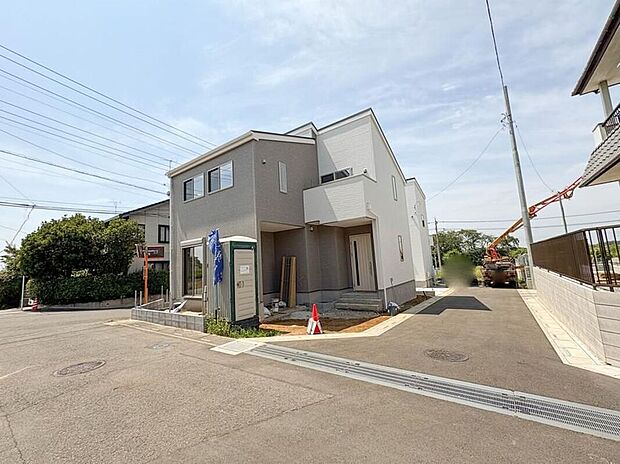 【前面道路】家の前をまっすぐの通りが走っている。クルマは少なく、人々は毎朝、ウォーキング、ジョギング、犬の散歩など、フリーな朝時間を過ごしている。