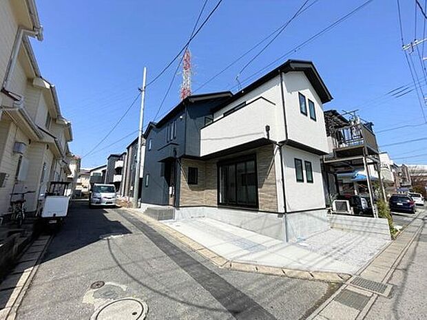 【前面道路含む現地写真】家の前をまっすぐの通りが走っている。クルマは少なく、人々は毎朝、ウォーキング、ジョギング、犬の散歩など、フリーな朝時間を過ごしている。