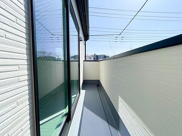 【バルコニー】バルコニーに自分のこだわりをもたせる。120%自由自在のバルコニー。もちろんお洗濯物を干す、ゴミを一時保管するなどもおまかせください。バルコニーを多目的スペースとして考えてみましょう。