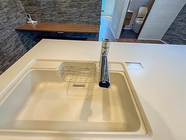 【【浄水器一体型混合水栓】】一つの蛇口で「原水（水道水）」「シャワー」「浄水」を切り替えられる、浄水器を内蔵した混合水栓です。浄水は、水栓本体の首部分に付属のカートリッジをセットして使用します。