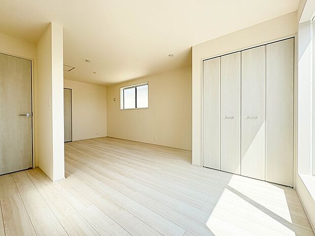 【2号棟【居室10.5帖】】独立性を高めたお部屋。たっぷりの収納も配備しており、片付いた空間を現実出来そう。陽光も降り注ぐ明るく開放的な空間が魅力的。