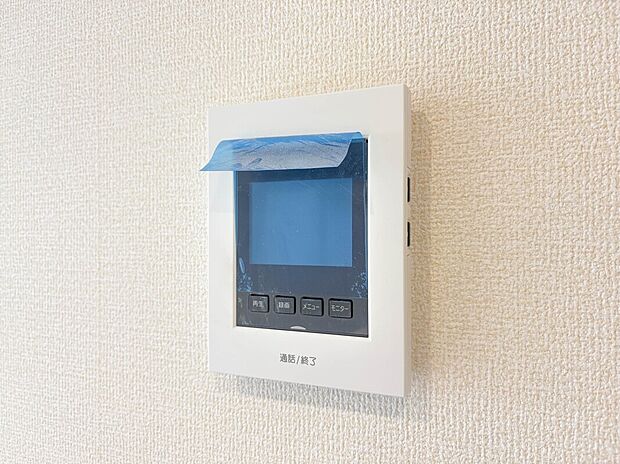 【TVモニター付インターホン】】来訪者の様子を室内TVモニターでチェック。対応したくないセールスを断りやすく、子どもに留守番をさせるときも安心。不在時の来訪者を録画でき、犯罪抑止効果も期待できます。