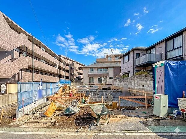 【現地写真】毎日の生活にマイカーが必須という方は、購入を検討する際、駐車場があることは大事な条件です。毎日の通勤や家族の送迎、買い物やお出かけなどクルマのある暮らしを満喫したい方は要チェック。