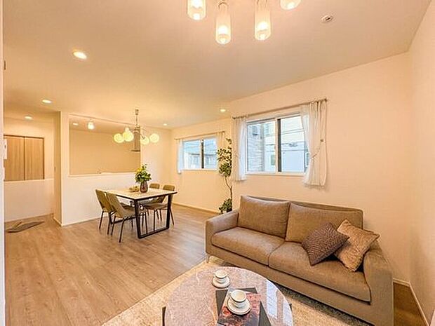 【リビングルーム(1号棟)】【4号棟_16.6帖】うららかな陽射しがどのお部屋にも降り注ぎますように、快適さを追求した間取設計。得難い立地環境での生活を恵みの豊かな永住の地へと変えてくれます。