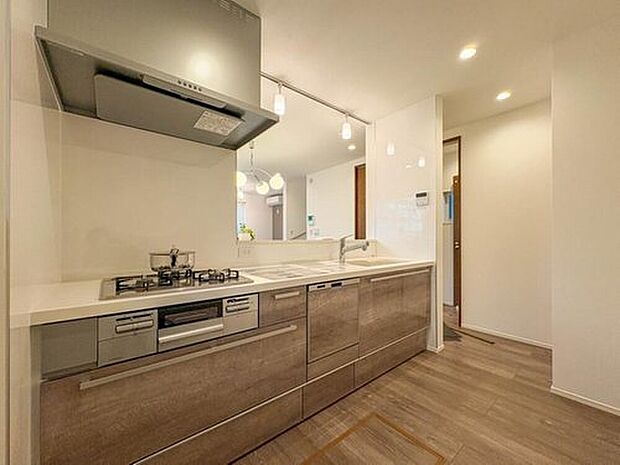 【キッチン】【4号棟】ナチュラルな自然光の中での調理。会話が弾む対面型キッチン。お洒落な食器類を余裕で収納できるスペース。動きやすい女性目線のキッチン動線。これからはお料理をつくる時間が劇的に変わります。