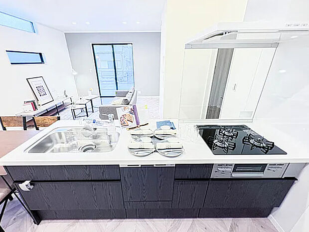 【【キッチン】】三口コンロで料理の幅を拡げてくれる使いやすいシステムキッチンを採用。洗い場も大きいので野菜や食器を洗ったりする際にも捗り、奥様の強い味方となってくれるはずです。