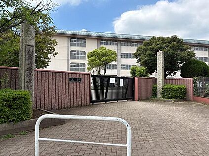 越谷市立出羽小学校 650ｍ(徒歩9分)