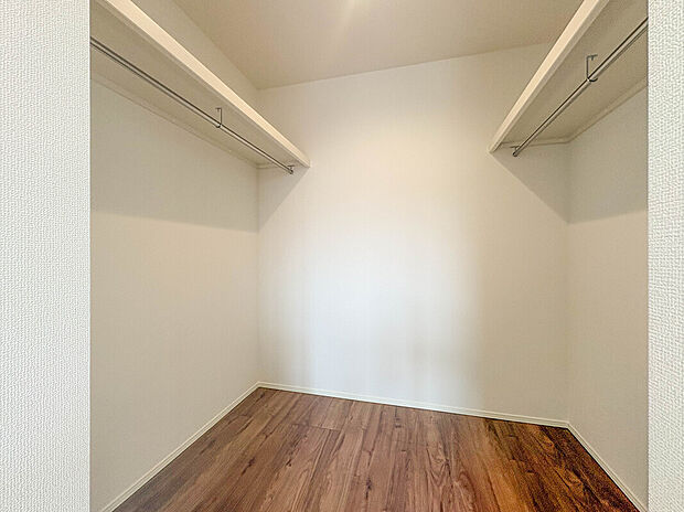 【使いやすいウォーキングクローゼット】【WIC】広いウォークインクローゼットは主寝室にはかかせないスペース。
