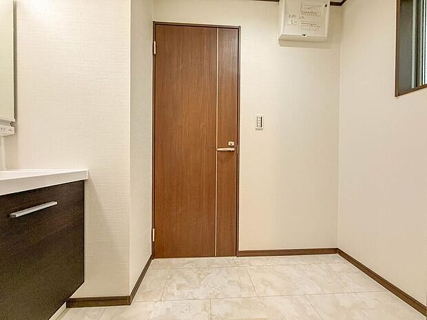 【【脱衣場】】脱衣所、洗面所は小さなプライベートスペース。歯磨き、洗顔と毎日施す個人空間。換気も設置して、熱気などを開放して、爽やかなスペースになるように設計されています。