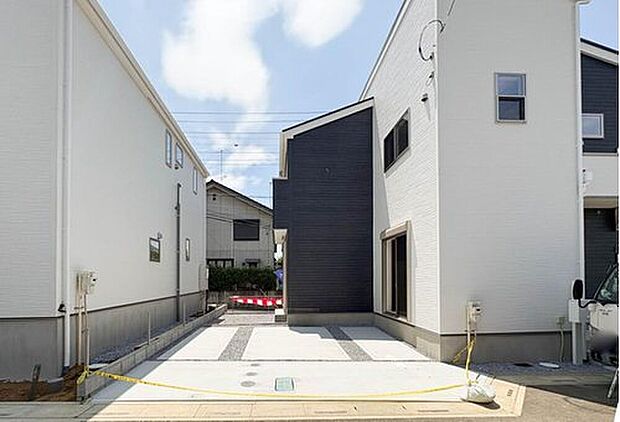 【【駐車場】】カースペース2台可（車種による）。車が1台なら、来客用の駐車場や、駐輪スペースとしてご活用ください。