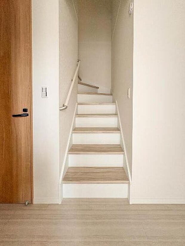 【【手すり付き階段】】手すりがないと階段の昇り降りで危険なことはもちろん、壁に手をつきながら歩くことで壁紙が汚れやすくなります。すべての方に快適に昇り降りしていただくため、手すりを設置しました。