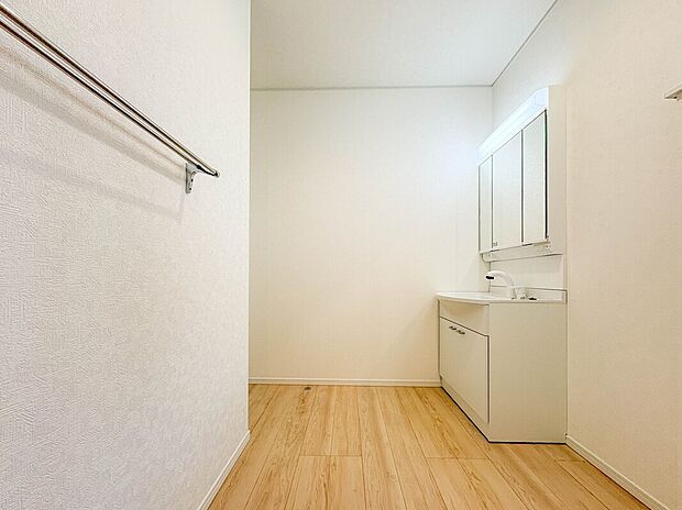 【【洗面所】】3面鏡洗面台・洗濯機置き場の他、ゆとりのある空間となっております。