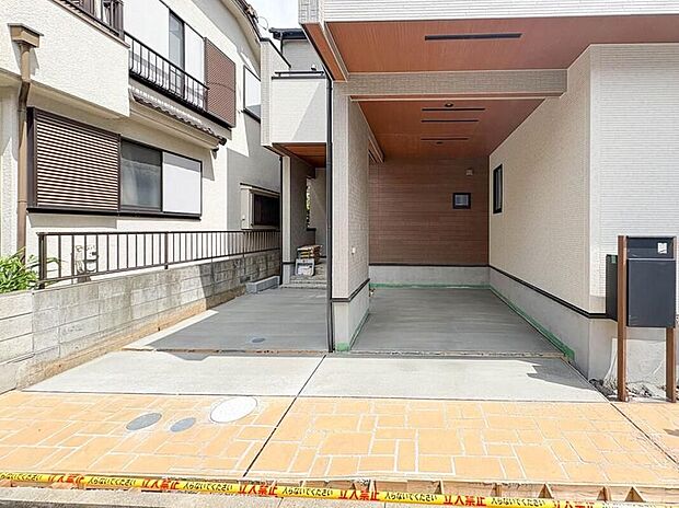 【駐車場】玄関はおうちの顔と言われます。玄関アプローチは、外観デザインの印象を左右します。ご家族の個性を出しながら、素敵な玄関でお客様をお迎えしてください。