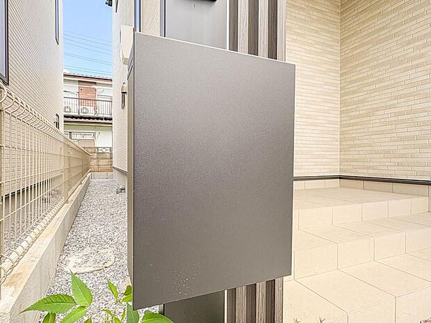 【【郵便受け】】TVモニターインターフォン付き門柱ポスト。シンプルで住宅外観にも馴染みやすい意匠。
