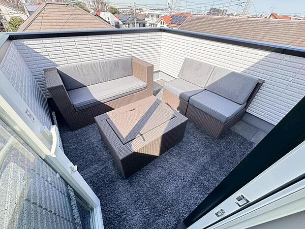 都会の喧騒の中でも、空の下にプライベート空間をもつ自慢の屋上テラス。天気の良い日は、リビングだけでなく、テラスでの楽しみ方も増えそうです。