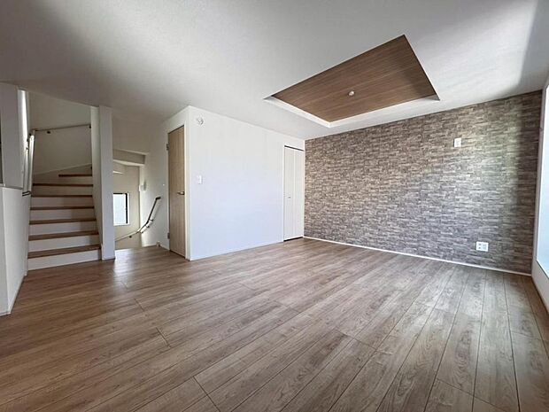 一日の中で多くの時間を過ごすリビングだからこそ、いつも穏やかな空間を。窓外から差し込む温かい陽光をたっぷり取り込める設計です。プライベートも充実した快適なリビング空間です。