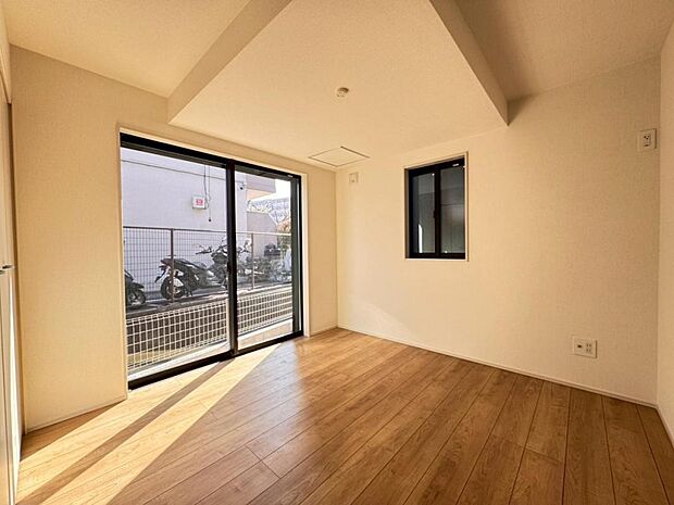 二面採光で、陽当り・風通しの良い洋室です。クローゼットも完備しておりますので、居住スペースを有効にお使いいただけます。