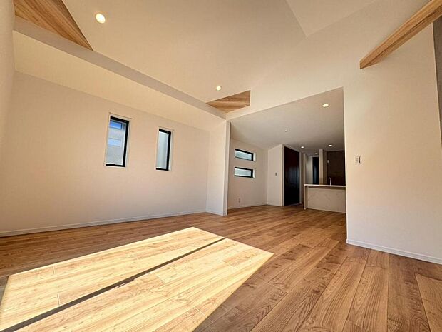 一日の中で多くの時間を過ごすリビングだからこそ、いつも穏やかな空間を。リビングは広々21.6帖ございます。足元からじんわり暖まる床暖房を標準装備♪空気や肌が乾燥しにくく、また塵や埃も舞い上がりません。