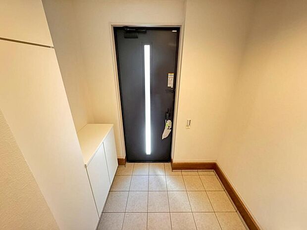 清潔感のある明るい空間でお客様をお迎えできます。シューズクロークを設置し、スッキリした空間が保てます。