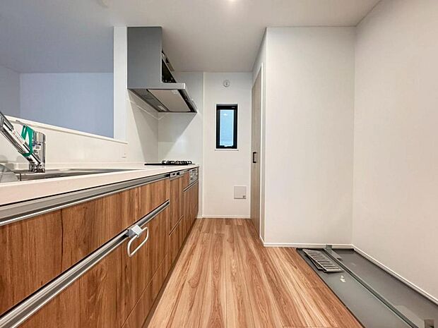 浄水器一体型水栓に3口グリルコンロ、食洗器と機能充実なシステムキッチンで、効率的な家事作業をサポート。キッチンワークが楽しくなります。