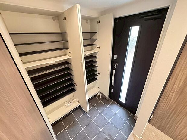 ご家族皆様のお履物をしっかりと収納頂ける、シューズボックスを設置しております。玄関はお住いの第一の顔ですので、明るく清潔感のある空間に。