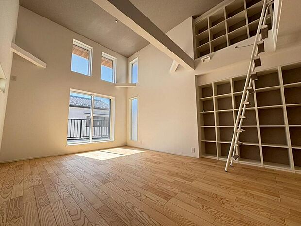 2階リビングだからこそ出来る輝きに満ちた空間♪南側には大きな掃き出し窓を複数箇所設置する事で、窓外から差し込む温かい陽光をたっぷり取り込める設計。プライベートも充実した快適なリビング空間です。