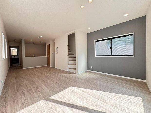 一日の中で多くの時間を過ごすリビングだからこそ、いつも穏やかな空間を。リビングは１７．７帖ございます。足元からじんわり暖まる床暖房を標準装備♪空気や肌が乾燥しにくく、また塵や埃も舞い上がりません。