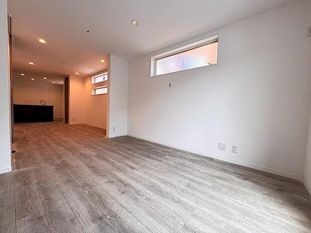 一日の中で多くの時間を過ごすリビングだからこそ、いつも穏やかな空間を。リビングは広々２０．８帖ございます。足元からじんわり暖まる床暖房を標準装備♪空気や肌が乾燥しにくく、また塵や埃も舞い上がりません。