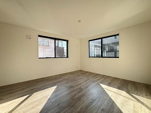 一日の中で多くの時間を過ごすリビングだからこそ、いつも穏やかな空間を。窓外から差し込む温かい陽光をたっぷり取り込める設計です。プライベートも充実した快適なリビング空間です。【施工例写真】