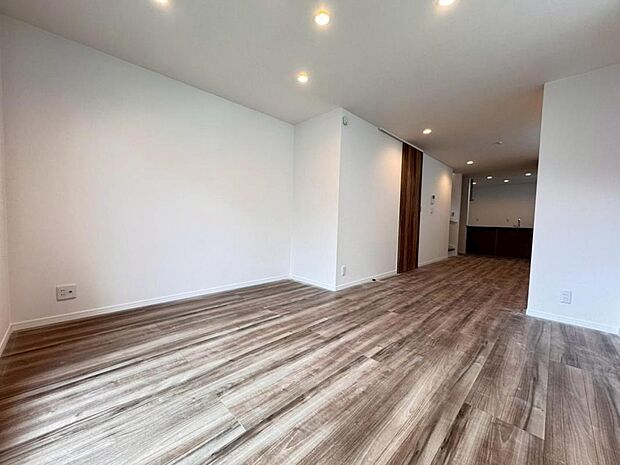 一日の中で多くの時間を過ごすリビングだからこそ、いつも穏やかな空間を。リビングは１７．５帖ございます。足元からじんわり暖まる床暖房を標準装備♪空気や肌が乾燥しにくく、また塵や埃も舞い上がりません。【施工例写真】