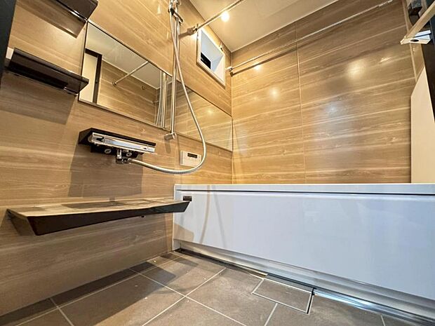 ゆっくりお寛ぎ頂ける様、ゆとりの1616サイズの浴室になります。半身浴も楽しめる浴槽は極上の入浴を叶えてくれます。窓から差し込む陽光が浴室全体を明るく照らしてくれます。【施工例写真】