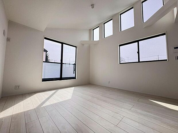 一日の中で多くの時間を過ごすリビングだからこそ、いつも穏やかな空間を。窓外から差し込む温かい陽光をたっぷり取り込める設計です。プライベートも充実した快適なリビング空間です。