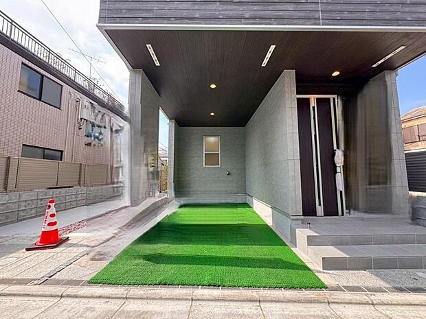 駐車スペースは1台完備。前面道路は交通量が少ないので、お車の出し入れも焦らずゆっくりできます。