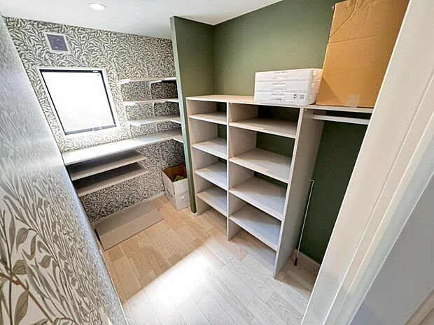 常温で保存できる食品や飲料、調理器具や食器などをストックする場所として使用できるパントリーを設けました。キッチンがスッキリして見え、生活感が出にくいメリットも♪