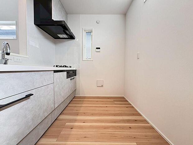 機能充実のシステムキッチンです。浄水器一体型水栓に3口グリルコンロ、食洗器と充実しておりママの家事をサポート致します。