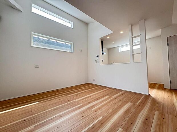 外からの視線が気になりにくい２階リビング。プライベートを守りながら、ご家族との楽しい時間をお過ごし頂けます。