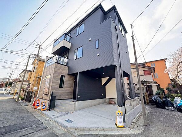 東京メトロ有楽町線・副都心線『氷川台』駅徒歩5分の都心とは思えない落ち着きのある住環境に加え、利便性もある永住の地にふさわしい価値ある新邸です♪