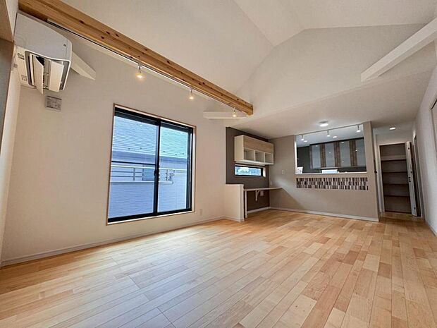 一日の中で多くの時間を過ごすリビングだからこそ、いつも穏やかな空間を。窓外から差し込む温かい陽光をたっぷり取り込める設計です。プライベートも充実した快適なリビング空間です。