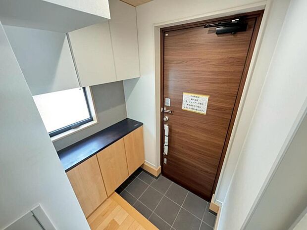 ご家族皆様のお履物をしっかりと収納頂ける、シューズボックスを設置しております。玄関はお住いの第一の顔ですので、明るく清潔感のある空間に。